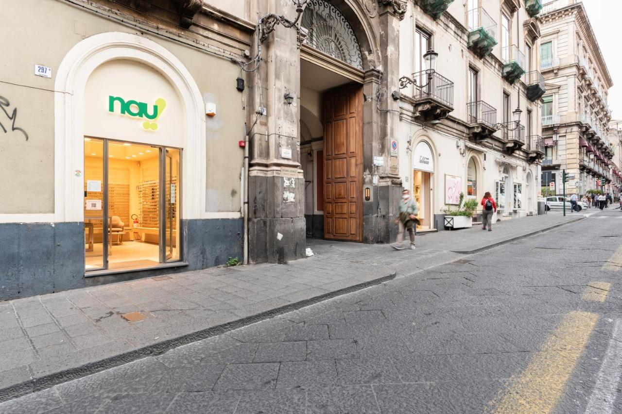 Via Etnea Cozy Apartment With Balcony Catania Bagian luar foto