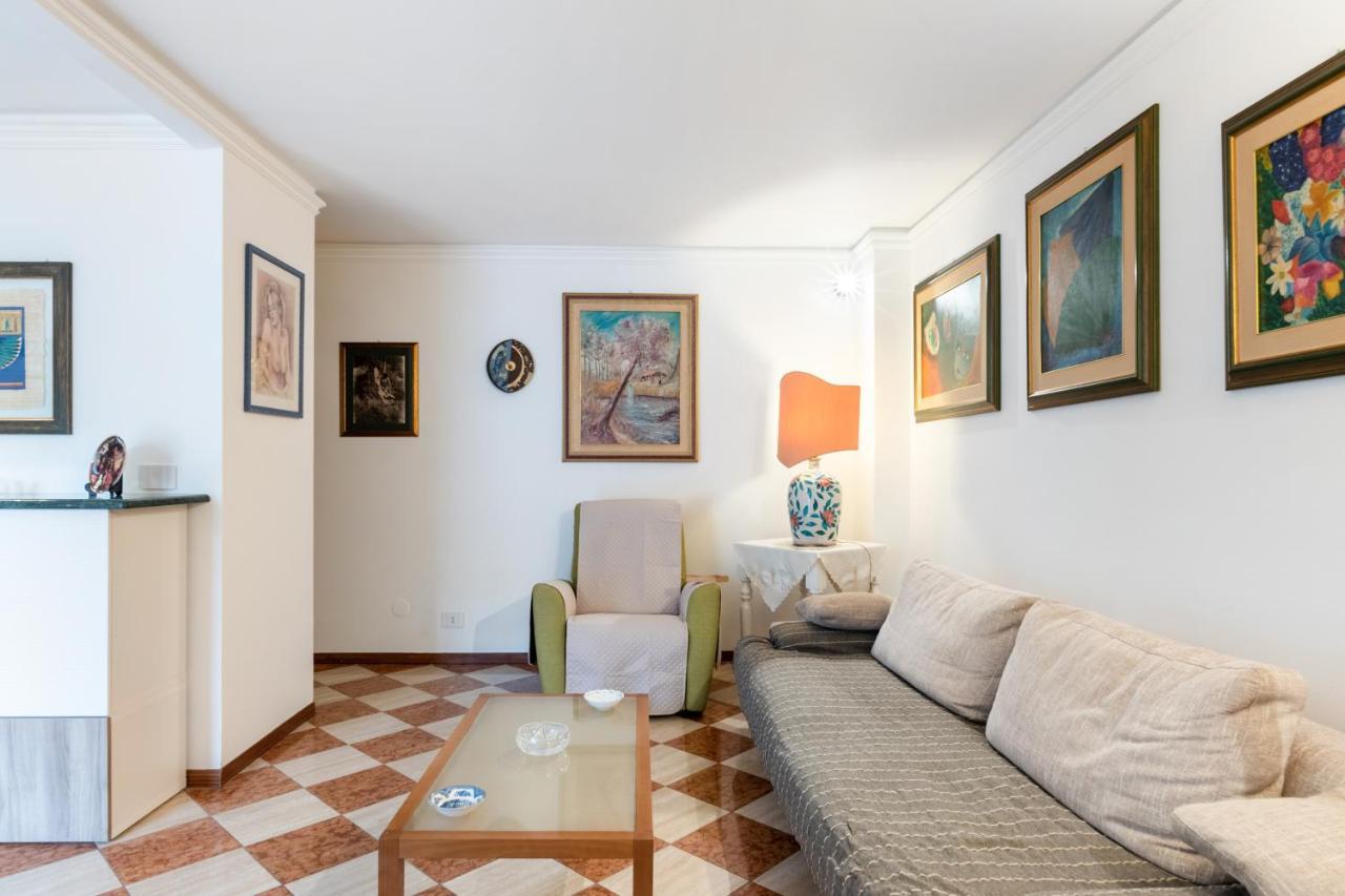 Via Etnea Cozy Apartment With Balcony Catania Bagian luar foto
